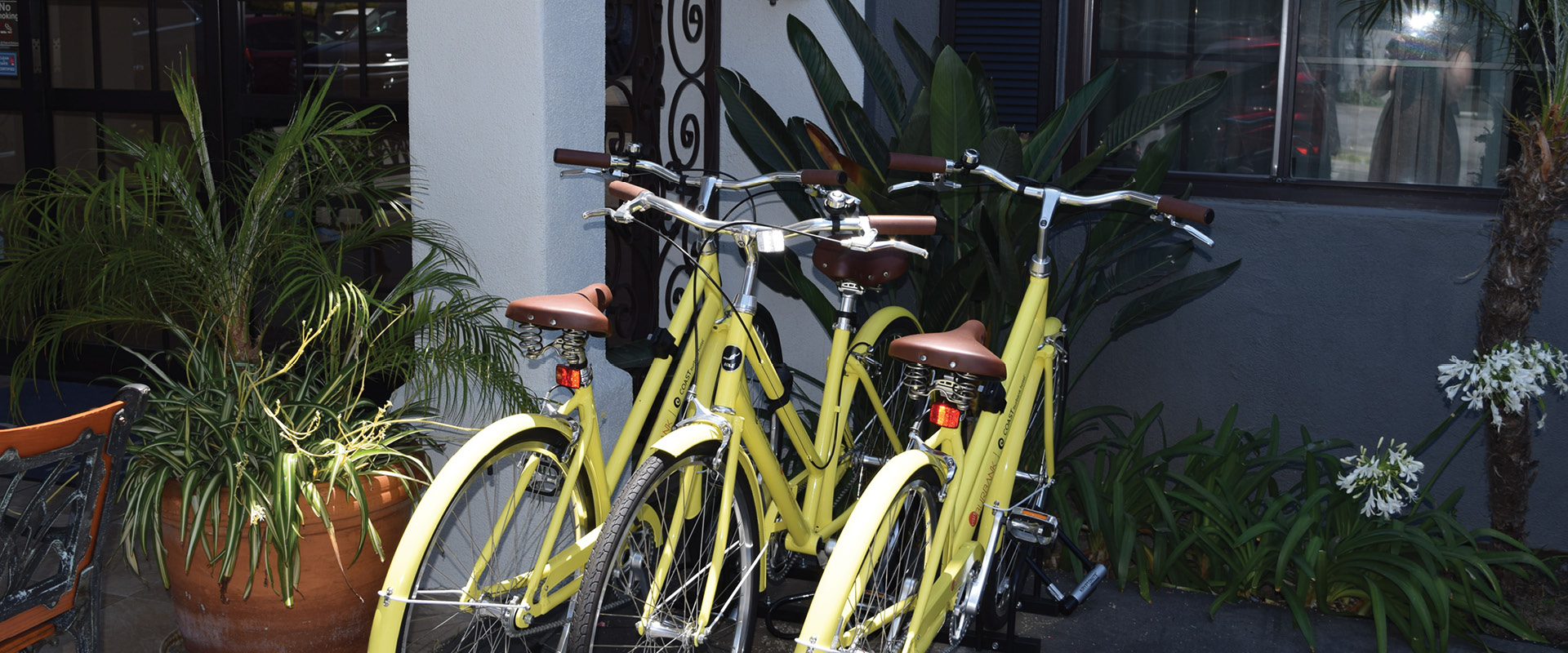 Yellow bicycles available for guests outside a hotel in Burbank.
