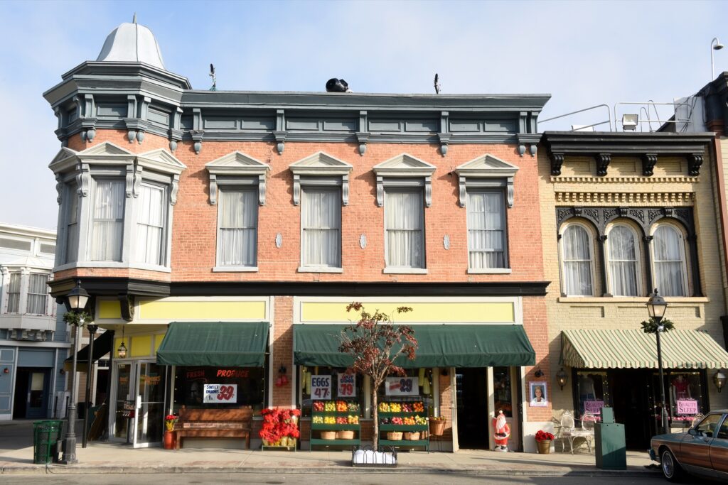 Doose's Market storefront in Stars Hollow trimmed for the holidays